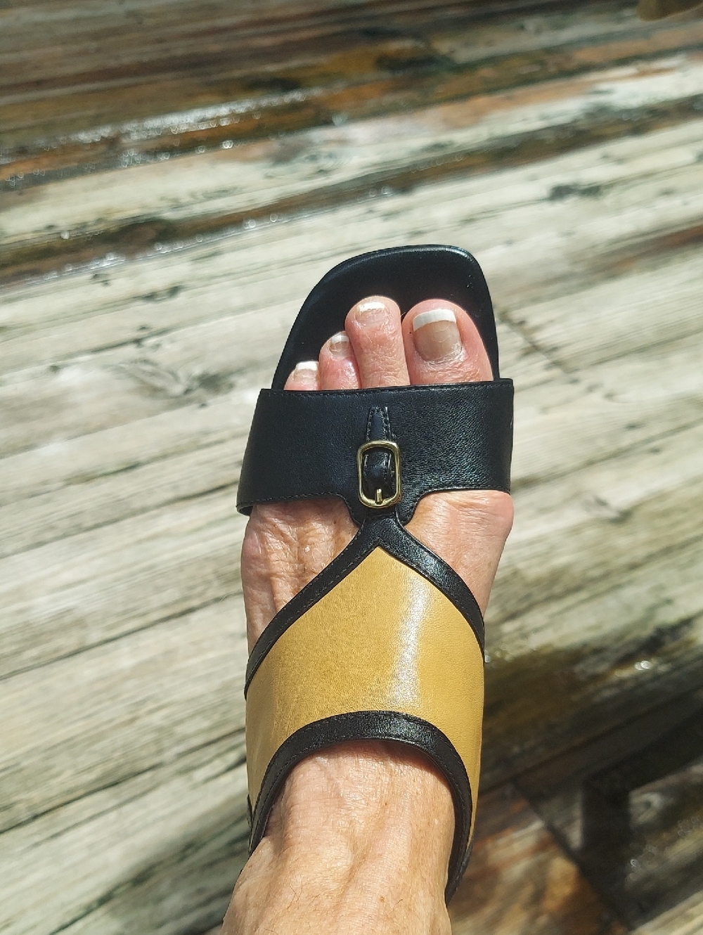 NEW DONALD J PLINER SANDALS